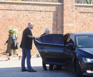 Prezes Kaczyński z miotełką na grobach