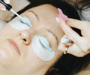 Zapomnij o zalotce. Ten zabieg unosi rzęsy na 2 miesiące, ale jeden błąd po wizycie może wszystko zepsuć