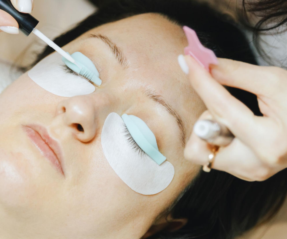 Zapomnij o zalotce. Ten zabieg unosi rzęsy na 2 miesiące, ale jeden błąd po wizycie może wszystko zepsuć