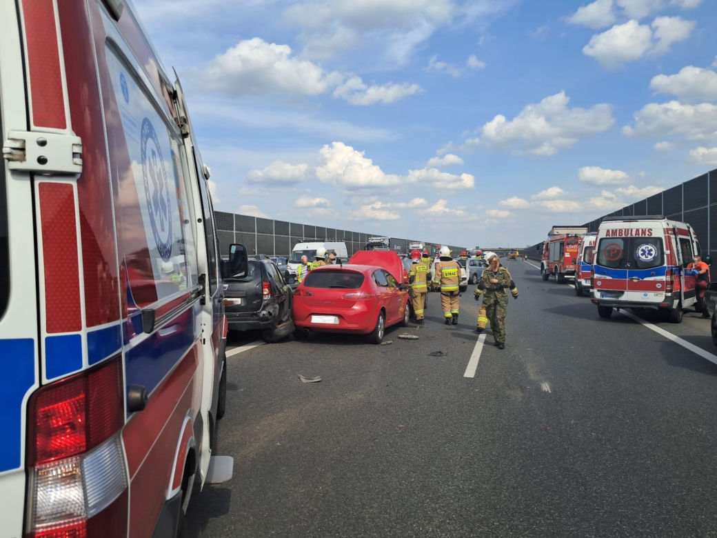 Karambol na autostradzie A4. Zderzyło się siedem samochodów! Lądował śmigłowiec LPR