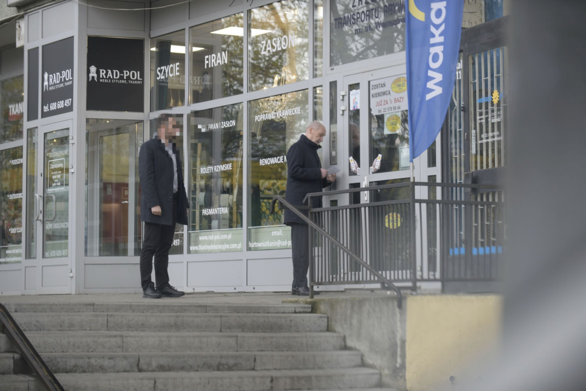 Antoni Macierewicz parkuje na przystanku