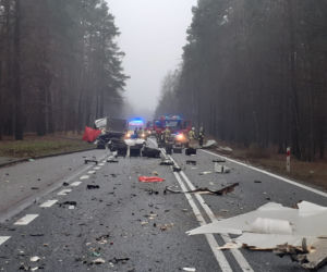 Wypadek na DK16. Jedna osoba zginęła, cztery są ranne. Droga zablokowana