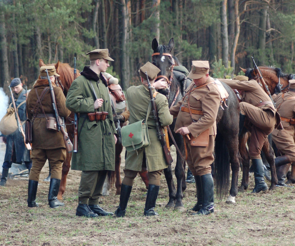 Rekonstruktorzy w historycznych mundurach i konie na tle lasu. O widowisku w Piątnicy przeczytasz na Eska Łomża.