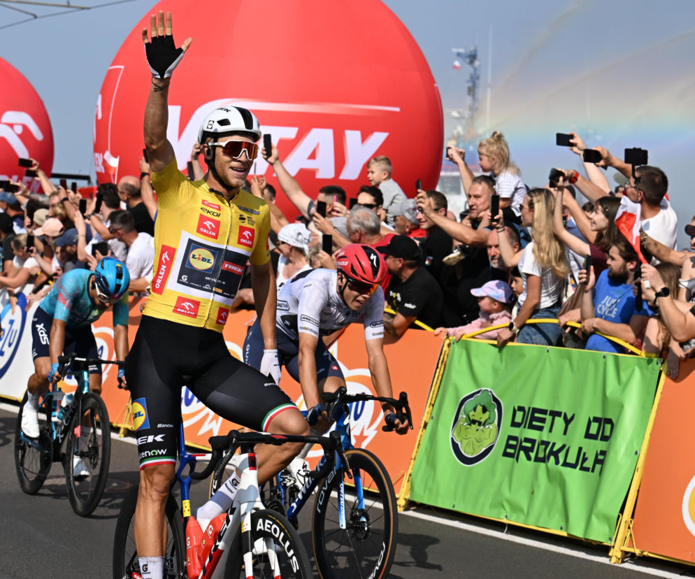 Kolarz Jonathan Milan w żółtej koszulce macha do kibiców na trasie Tour de Pologne. O wyścigu czytaj na SE Supersport.