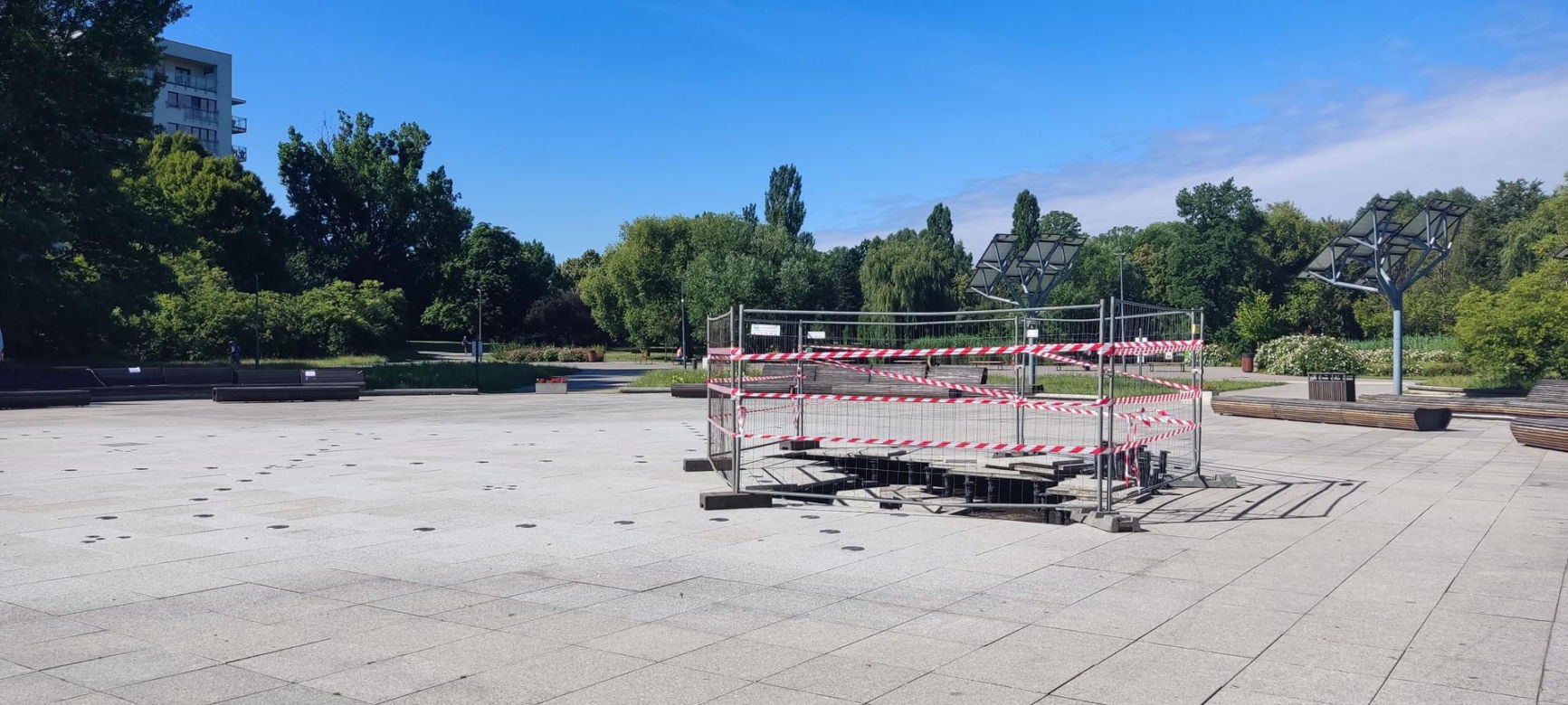 Zniszczyli fontannę w parku na Woli. W dziurze ugrzęzła furgonetka wynajęta przez dzielnicę