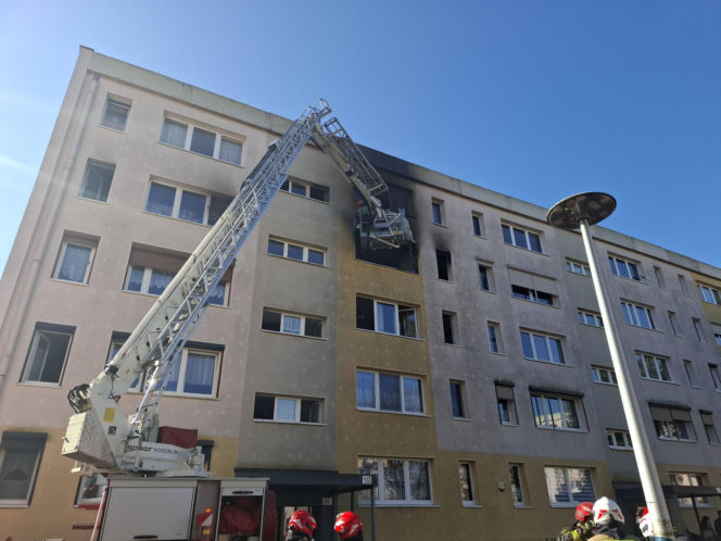Pożar w bloku w Kościanie. Lokatorzy czekali na pomoc na balkonach
