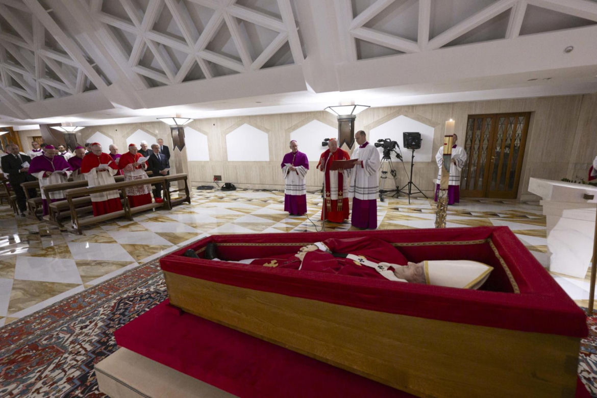 Trumna z ciałem papieża wystawiona w kaplicy Domu Świętej Marty