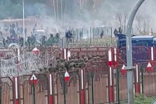 Granica białoruska. Migranci szturmują przejście graniczne w Kuźnicy! [WIDEO]
