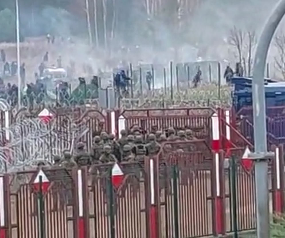 Granica białoruska. Migranci szturmują przejście graniczne w Kuźnicy! [WIDEO]