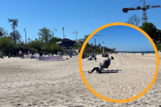 Maj w Mielnie pełną parą. Parawany, plażowanie i tłumy turystów