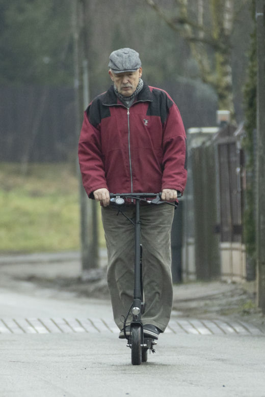 Janusz Korwin-Mikke jedzie 20 km/h i pędzi na bazar