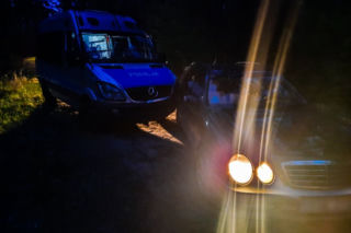 Alkohol, zakaz sądowy i twarde narkotyki! Uciekał przed policją, ale utknął w środku lasu - ZDJĘCIA
