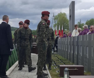 „Dziś wracają do siebie”. Pogrzeb żołnierzy NSZ po dekadach od komunistycznej zbrodni