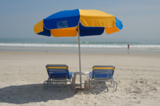 USA: Śmierć na plaży. Parasol plażowy wbił się kobiecie w klatkę piersiową