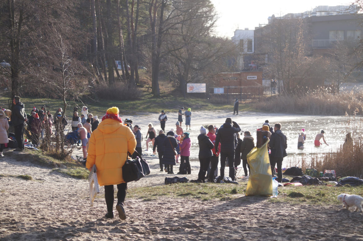 Zimna woda im niestraszna! Morsowanie w podbydgoskich Pieckach [ZDJĘCIA]