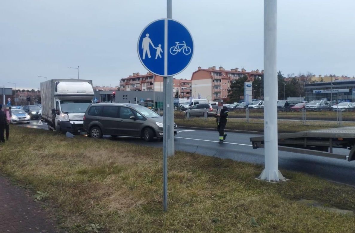 Bus uderzył w samochód osobowy w Lesznie. W środku matka z małym dzieckiem