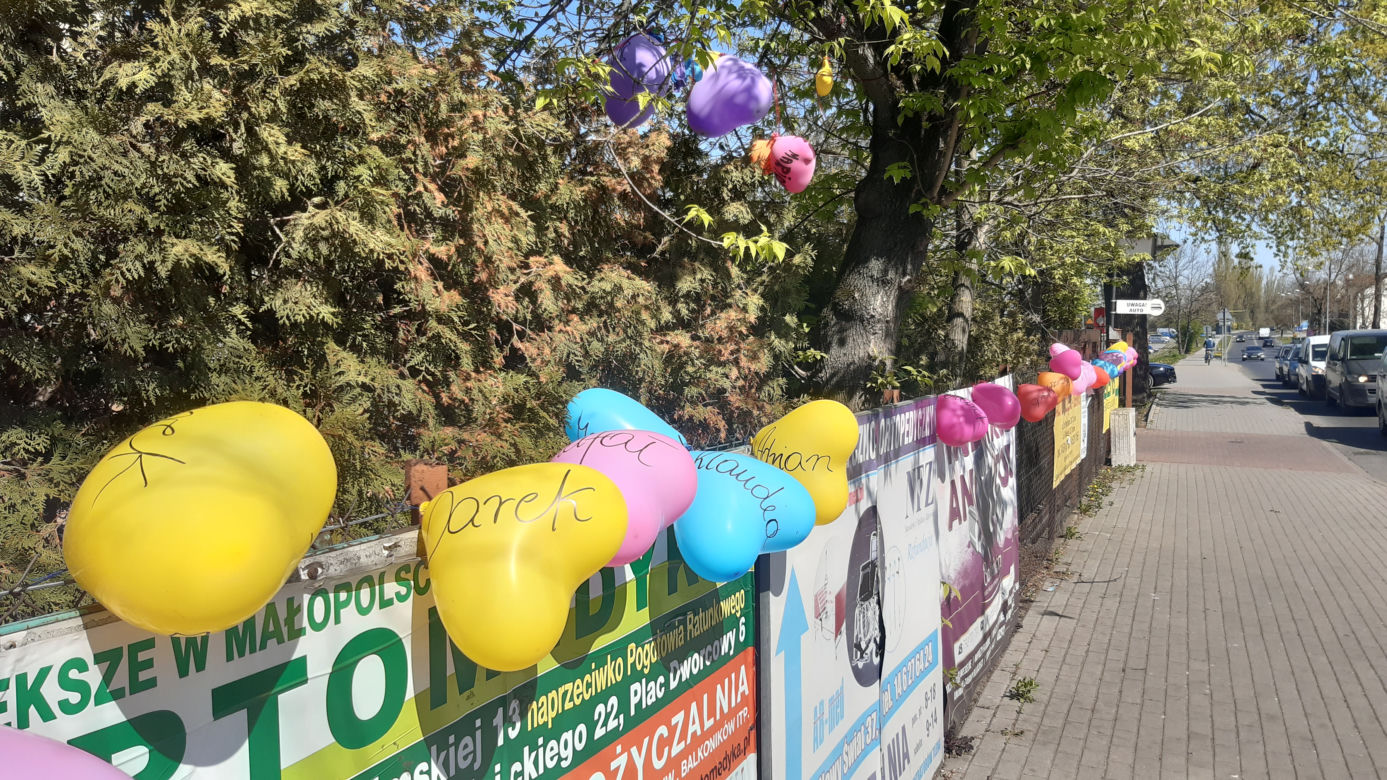 Na banerze można przeczytać: „Tęsknimy za Wami i czekamy” 