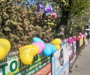 Na banerze można przeczytać: „Tęsknimy za Wami i czekamy” 