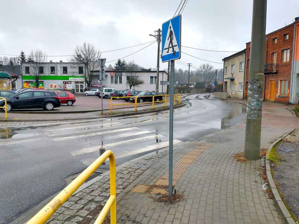To jedno z najpiękniejszych miast województwa łódzkiego. Leży blisko słynnego Tomaszowa