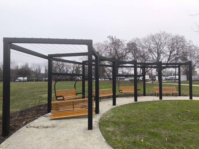 Nowy park w Warszawie już zniszczony. "Przykro się na to patrzy"