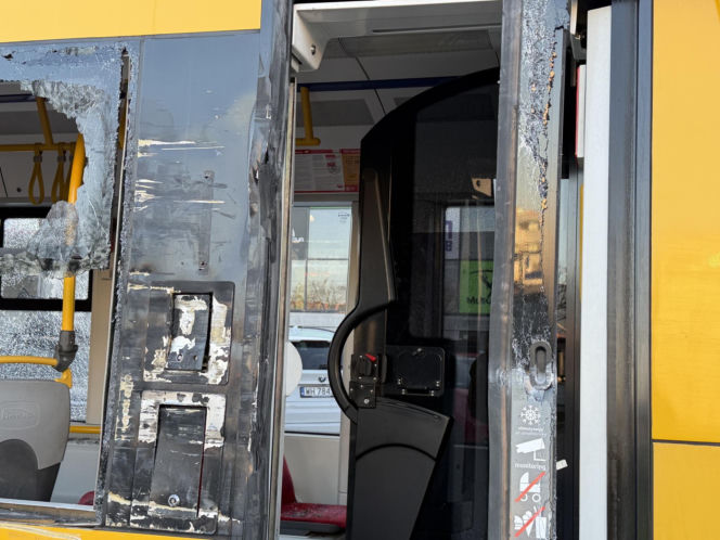 Zderzenie ciężarówki z tramwajem i potrącenie na torowisku; utrudnienia w kursowaniu tramwajów