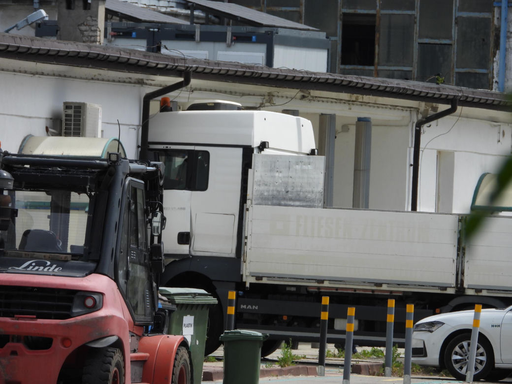 Kierowca ciężarówki zasłabł i wjechał w ścianę budynku na Białołęce