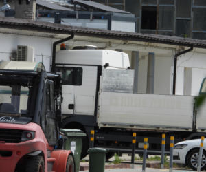 Dramat na warszawskiej Białołęce. Kierowca ciężarówki zasłabł i uderzył w budynek
