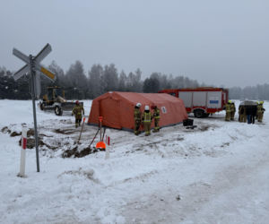 Pociąg zmiażdżył koparkę na Mazowszu.  Siła uderzenia była ogromna!