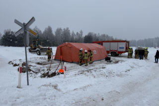 Pociąg zmiażdżył koparkę na Mazowszu.  Siła uderzenia była ogromna!