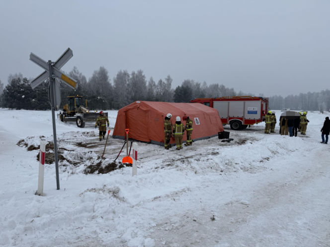 Pociąg zmiażdżył koparkę na Mazowszu.  Siła uderzenia była ogromna!