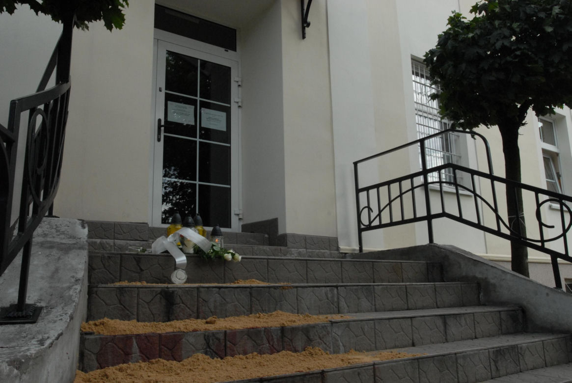 Jedną ręką podawał kwiaty, drugą zadźgał ukochaną. Daria zginęła na schodach szkoły