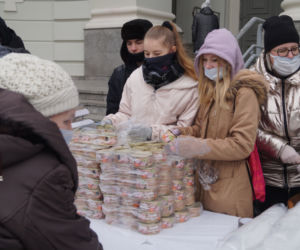 Wigilia dla bezdomnych i potrzebujących przed bydgoską Bazyliką [ZDJĘCIA]