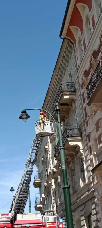 Fragment gzymsu odpadł od kamienicy w centrum Krakowa