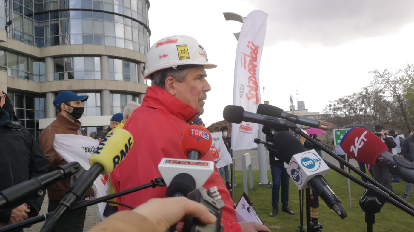 Gorąco pod siedzibą Tauronu. Związkowcy sprzeciwiają podziałowi spółki: "Sasin i Soboń odlecieli!" [ZDJĘCIA, WIDEO]