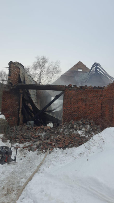 Podczas gaszenia pożaru zawaliła się ściana. Czterech strażaków rannych! 