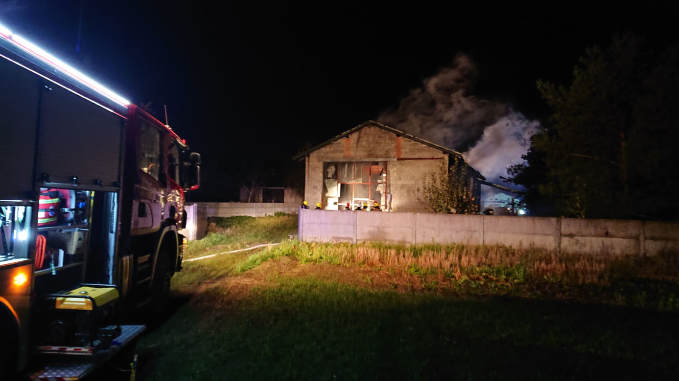 Butle z gazem i pożar! Strażacy przez kilka godzin walczyli z płomieniami w budynku gospodarczym. Straty są OGROMNE