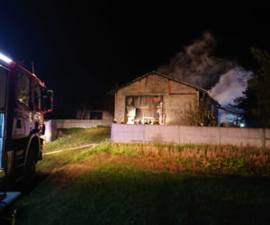 Butle z gazem i pożar! Strażacy przez kilka godzin walczyli z płomieniami w budynku gospodarczym. Straty są OGROMNE