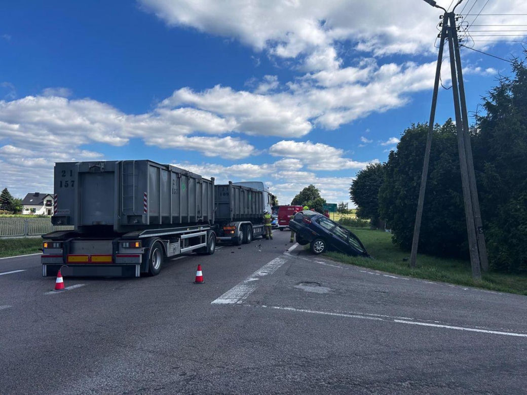 Osobówka zderzyła się z ciężarówką. Jedna osoba trafiła szpitala