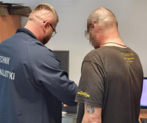 Zmienił życie sąsiada w koszmar: Bił kijem, kopał i groził nożem! Sprawą zajęła się policja [ZDJĘCIA]