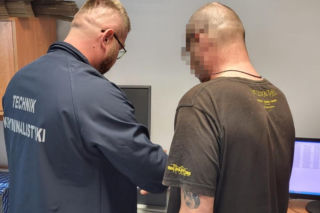 Zmienił życie sąsiada w koszmar: Bił kijem, kopał i groził nożem! Sprawą zajęła się policja [ZDJĘCIA]