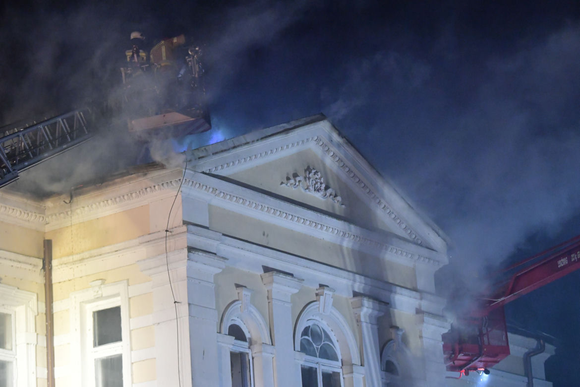 Pożar kamienicy w Sopocie. Wiatr przeszkadzał strażakom 