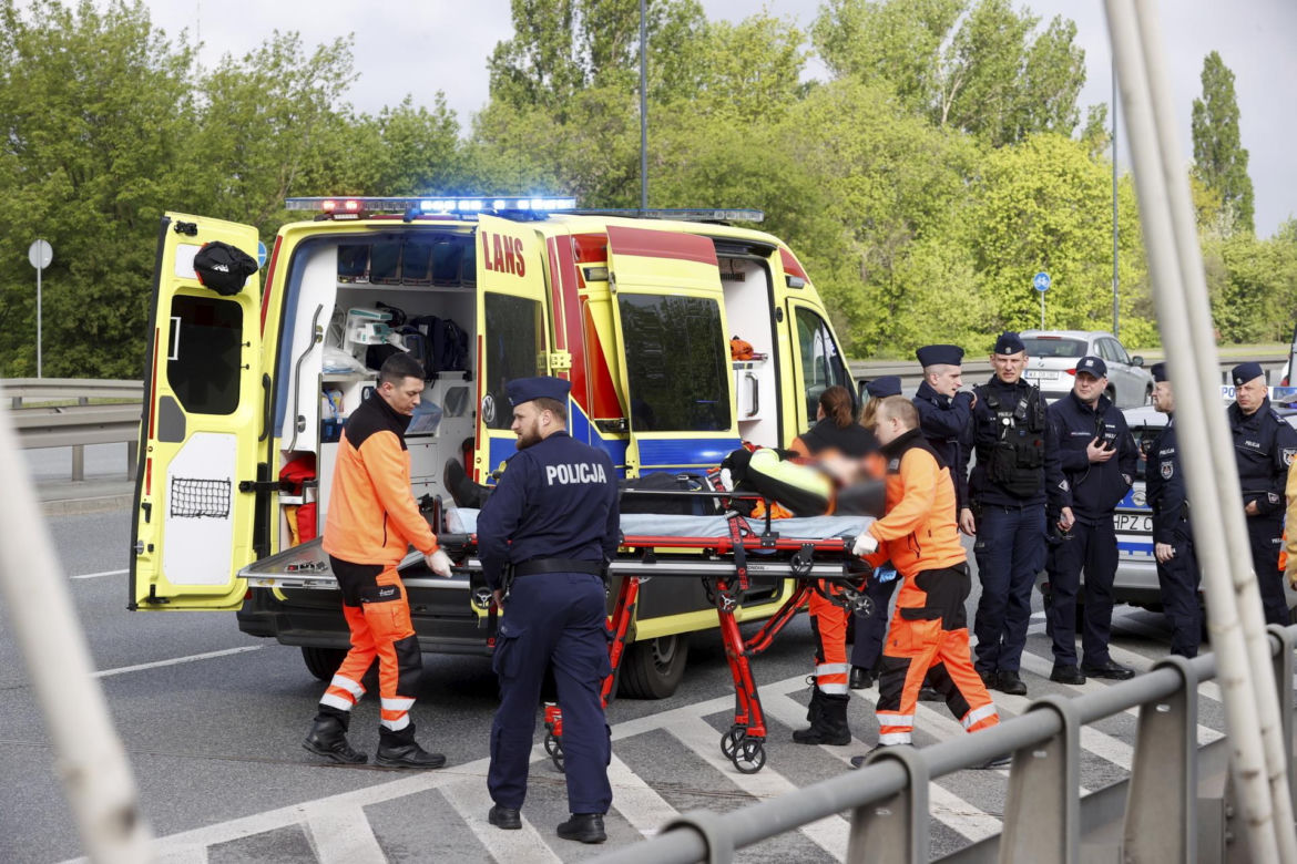 Aktywiści znów blokują Warszawę. Przykleili się do mostu, interweniowało pogotowie