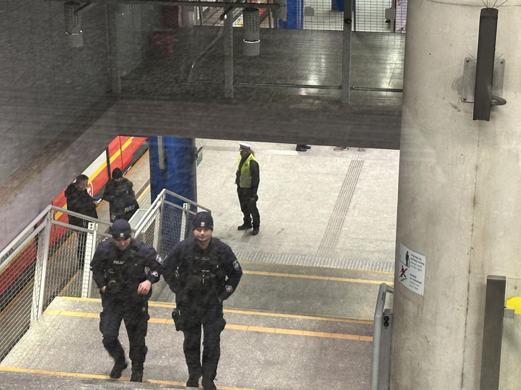 Wypadek na stacji metra. Jedna osoba znalazła się pod pociągiem
