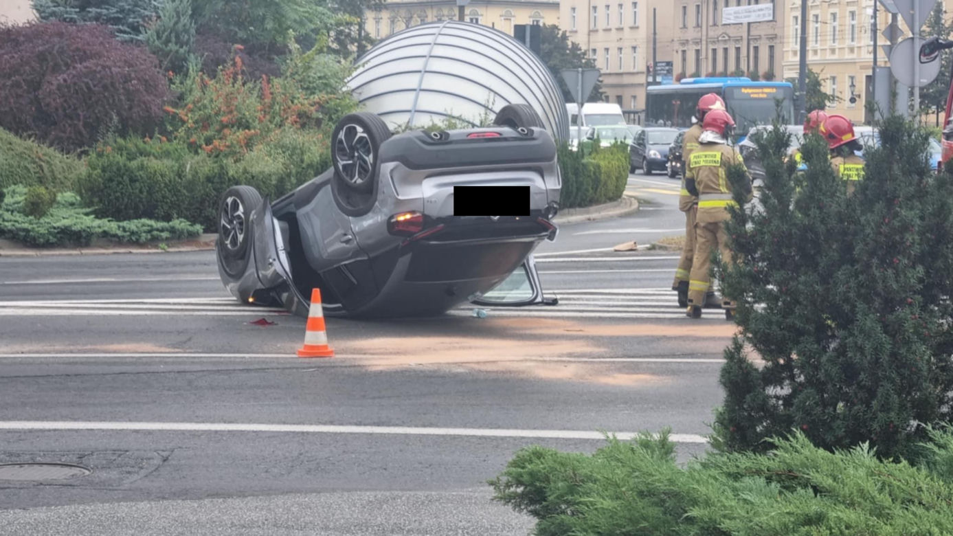 Dachowanie na rondzie Jagiellonów w Bydgoszczy! Kierowca z mandatem [ZDJĘCIA]