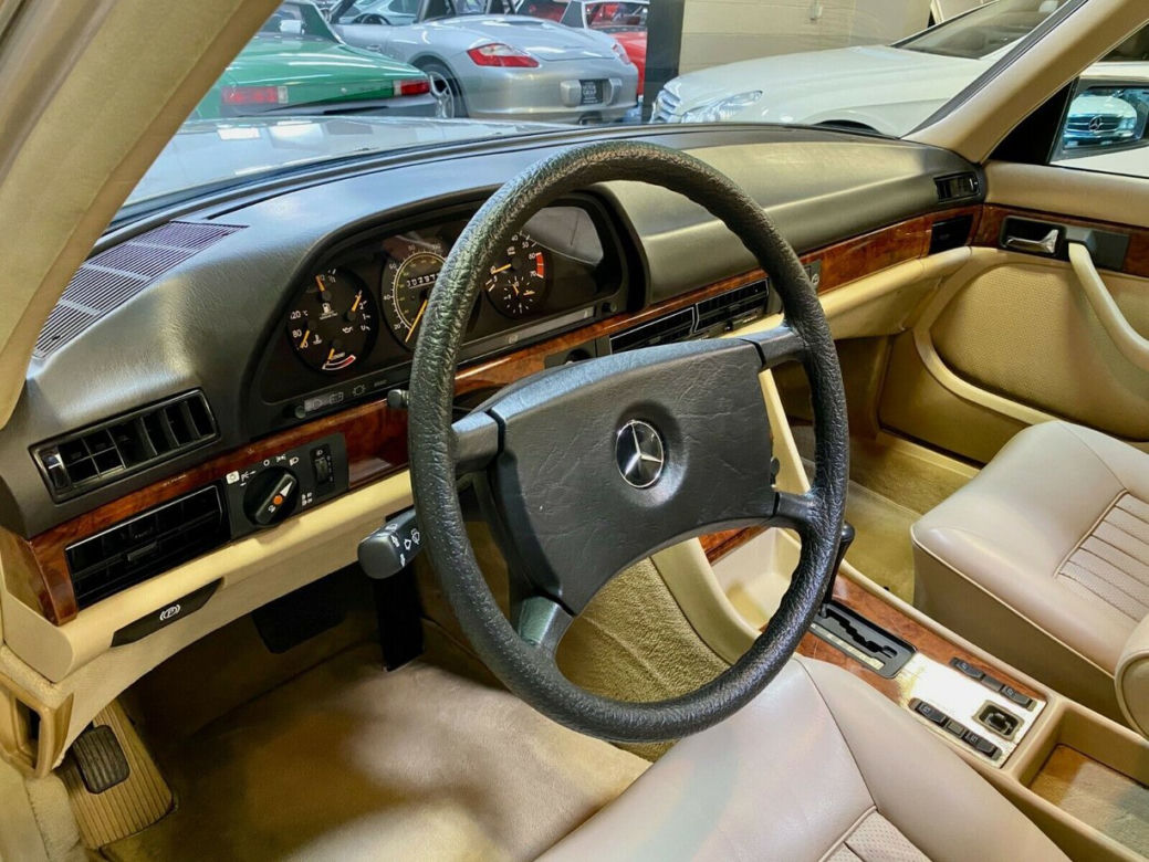 Mercedes W126 z przebiegiem 4696 km