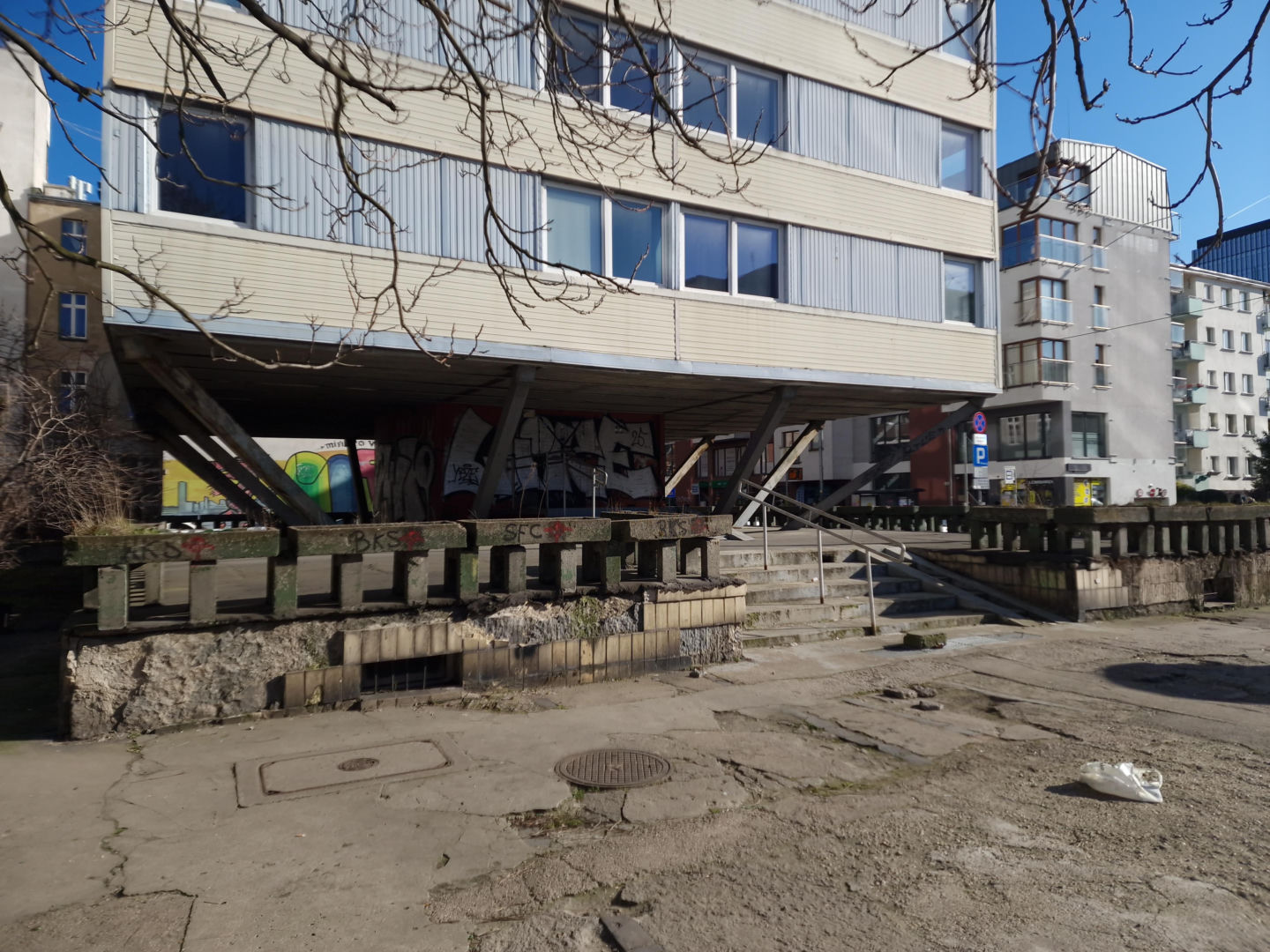 Trzonolinowiec - wieżowiec przy Kościuszki we Wrocławiu z lat 60. przed remontem