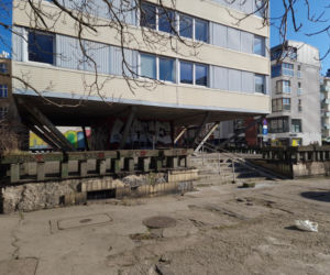 Opuszczony blok - eksperyment. Pokonała go rdza