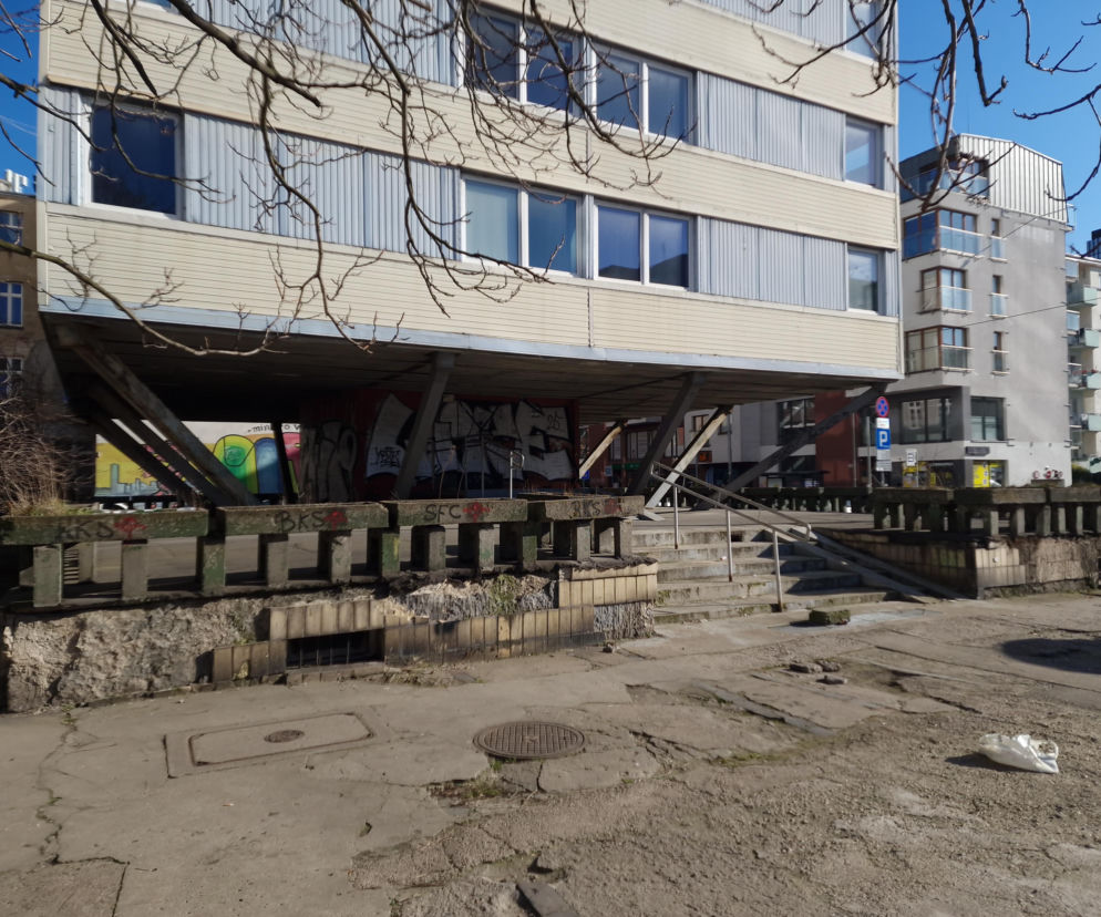 Trzonolinowiec - wieżowiec przy Kościuszki we Wrocławiu z lat 60. przed remontem