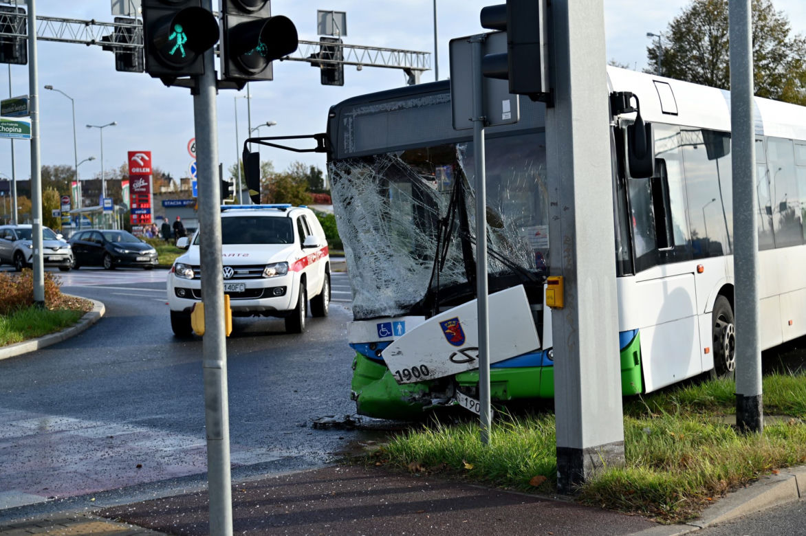 Autobus zderzył się z osobówką