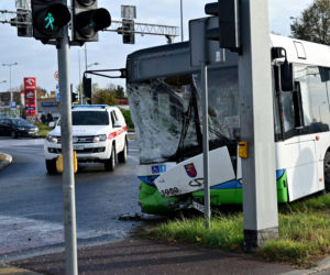 Autobus zderzył się z osobówką